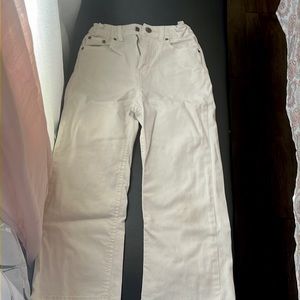 Color is white the size is eight for girls